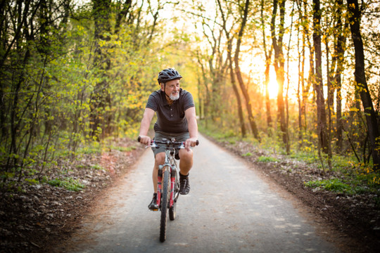 Man op fiets 