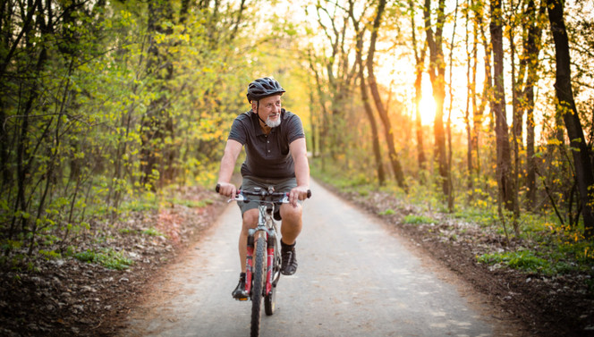 Man op fiets 